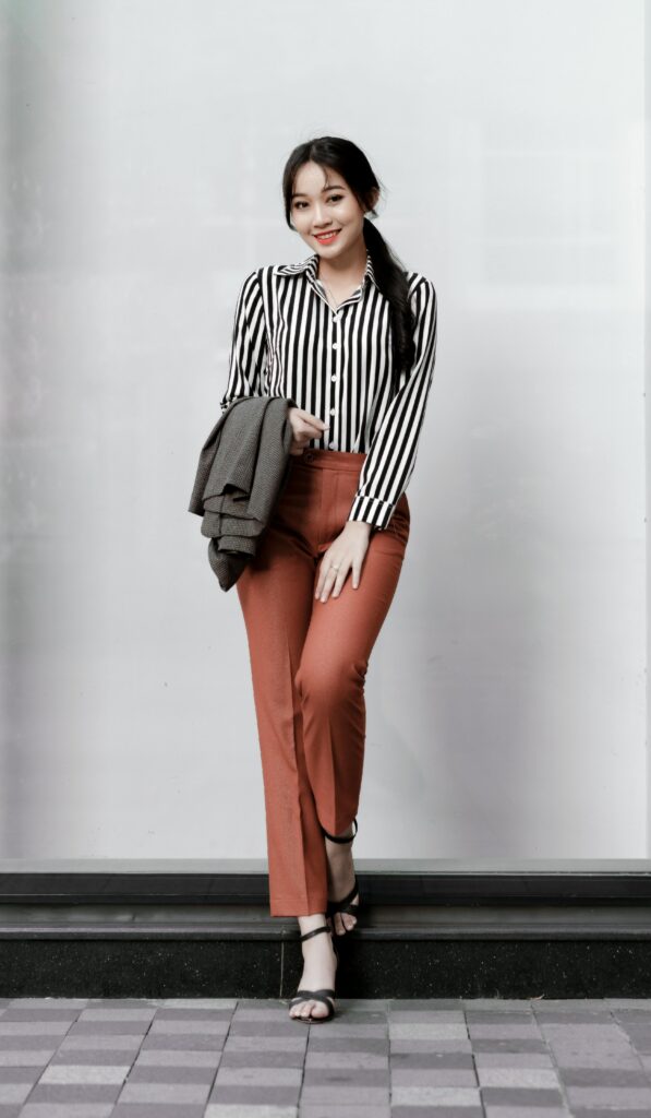 Look feminino elegante com roupas simples